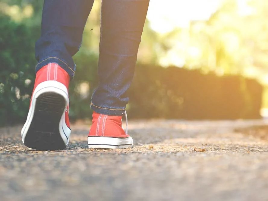 Großaufnahme von Sneeker-Schuhen während eines Spaziergangs