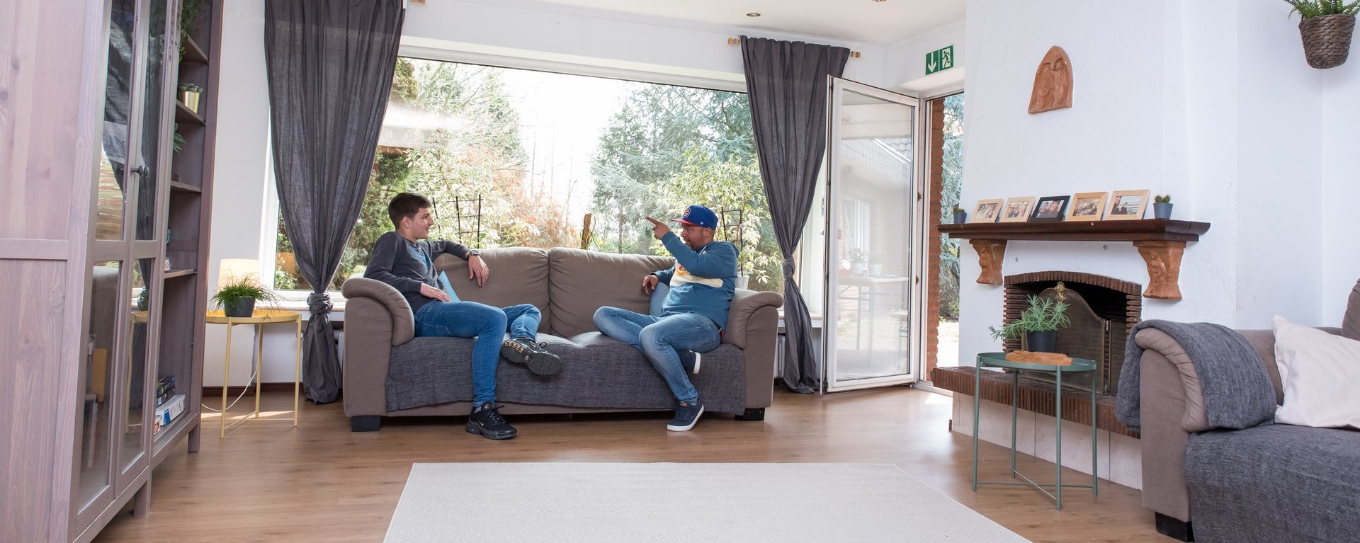 gemütliches abhängen zweier Jugendlicher im Wohnraum auf dem Sofa